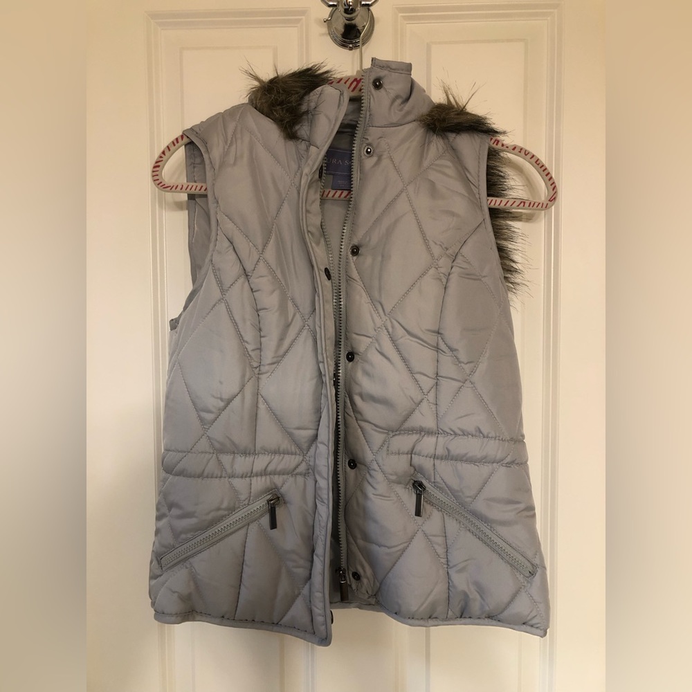 Laura Scott Women’s grey puffer vest